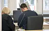 Beate Falkenberg, Rechtsanwältin, und der Angeklagte im Prozess wegen dreifachen Mordes warten im Gerichtssaal auf die Fortsetzung des Prozesses.