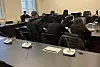Arman D. sitzt mit dem Rücken zum Zuschauerraum in Saal 388 des Hamburger Landgerichtes.