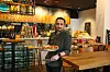 Cosmin Butiulca („Spaccaforno“) präsentiert eine Pizza Salame Felino.