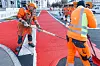 Arbeiter tragen rote Farbe auf einer neu eingerichteten Fahrradspur auf der Eslanade auf. (Archivbild)
