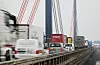 Der Verkehr fließt über die Autobahn A1 auf der Norderelbbrücke – noch.