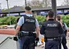 Polizisten stehen im Mai 2023 am Bahnhof Wunstorf in der Region Hannover. Zuvor war ein 35-Jähriger bei einem Streit mit einem Messer lebensgefährlich verletzt worden.