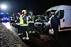Der Fahrer des Sprinters soll, nachdem er mit dem entgegenkommenden SUV zusammengekracht war, zu Fuß geflüchtet sein.