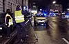 Mann liegt auf der Straße und wird von Auto überrollt – Lebensgefahr