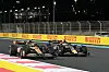 Lando Norris und Sergio Perez liefern sich ein Rennen auf der Strecke.