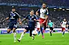 HSV-Torjäger Robert Glatzel (r./gegen Matthias Zimmermann) blieb gegen Düsseldorf torlos.