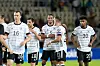Die DFB-Spieler klatschen sich nach dem Spiel ab