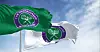 Eine grüne und eine weiße Flagge von Wimbledon wehen im Wind.