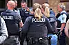 Polizistinnen von hinten in Uniform zu sehen