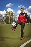 Fußballerin Anna Hepfer jongliert mit dem Ball