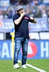 HSV-Trainer Steffen Baumgart pfeift an der Seitenlinie