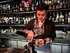 Chef-Barkeeper Ong mixt einen Drink in der Speakeasy-Bar „Find The Locker Room“.