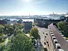 So sah die Kirchenstraße vor den Umbauarbeiten aus: Autofahrer hatten jeweils eine Links- und eine Rechtsabbiegespur an der Ampel.