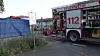 Einsatzkräfte vor Altkleidercontainer