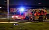 Ein Fahrzeug der Feuerwehr fährt mit Blaulicht zum Einsatz (Symbolbild).