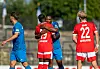 Richmond Tachie und Arthur Ekalle umarmen sich