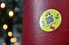 Sticker mit QR-Code für Drogenbestellung an roter Säule in Hamburg