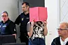 Justizmitarbeiter führen die Angeklagte Anfang Juni im Landgericht zur Verteidigerbank.