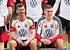 Pascal Groß und Nico Schlotterbeck sitzen vor dem offiziellen Mannschaftsfoto des DFB-Teams in Winston-Salem.