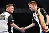 Martin Schindler und Ricardo Pietreczko reichen sich auf der Darts-Bühne die Hand.