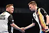 Martin Schindler und Ricardo Pietreczko reichen sich auf der Darts-Bühne die Hand.