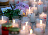 Kerzen und Blumen in der Kirche St. Nikolaus in Haimhausen nach dem Busunfall.