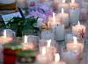 Kerzen und Blumen in der Kirche St. Nikolaus in Haimhausen nach dem Busunfall.