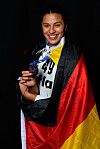Aimee von Pereira lächelt mit Medaille und deutscher Flagge nach dem WM-Finale.