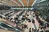 Menschen warten und sitzen im Terminal des Hamburger Flughafens nach Räumung des Sicherheitsbereichs.