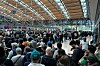 Reisende stehen dicht gedrängt in der Halle des Hamburger Flughafens nach Räumung des Sicherheitsbereichs.