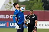 Nikola Vasilj wärmt sich mit dem Ball in Toronto vor dem WM-Spiel gegen Kanada auf.