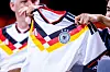 Nahaufnahme des neuen DFB-Heimtrikots im Retro-Look mit schwarz-rot-goldenem V-Muster und Wappen.