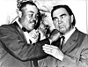 Max Schmeling greift Joe Louis bei einem öffentlichen Auftritt an den Kragen.
