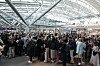Zahlreiche Menschen warten dicht gedrängt im Terminal des Hamburger Flughafens nach Räumung des Sicherheitsbereichs.