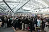 Zahlreiche Menschen warten dicht gedrängt im Terminal des Hamburger Flughafens nach Räumung des Sicherheitsbereichs.