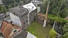 Verlassene Hilke-Likörfabrik am Karnapp 15/16 mit überwachsenem Innenhof und alten Fabrikgebäuden.