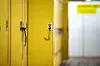 Schlüssel stecken in gelben Spinden im Stadtbad Märkisches Viertel, dahinter ein unscharfer Flur.