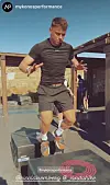 Nicolai Remberg springt auf einer Box im Freien vor einer Holzüberdachung.