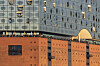 Touristen auf der Plaza der Elbphilharmonie in Hamburg, Fassade im Abendlicht.
