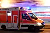 Rettungswagen mit Blaulicht fährt durch Kiel.