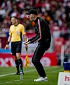 Ole Werner gestikuliert am Spielfeldrand beim Bundesligaspiel SC Freiburg gegen RB Leipzig in Freiburg.