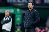 Dino Toppmöller steht in schwarzer Jacke an der Seitenlinie beim Spiel Bremen gegen Frankfurt.