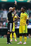 Schiedsrichter zeigt Themba Zwane nach VAR-Check die Rote Karte, Mitspieler im Hintergrund.