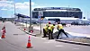 Arbeiter asphaltieren eine Zufahrt vor dem MetLife Stadium in New Jersey.