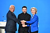 Der ukrainische Präsident Wolodymyr Selenskyj, EU-Kommissionspräsidentin Ursula von der Leyen und EU-Ratspräsident António Costa geben sich nach einer Pressekonferenz die Hände.