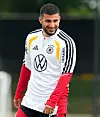 Deniz Undav im DFB-Trainingsoutfit in Winston-Salem vor dem Mannschaftsfoto.