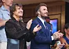 Tom Cruise und David Beckham applaudieren im SoFi Stadium beim WM-Spiel USA gegen Paraguay.