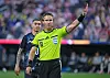 Schiedsrichter Danny Makkelie mit erhobenem Arm vor einem WM-Spiel in Inglewood.