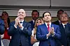 Gianni Infantino und Marco Rubio applaudieren in einer Stadionloge beim WM-Spiel USA gegen Paraguay im SoFi Stadium.