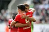 Robert Lewandowski und Leon Goretzka umarmen sich im Bayern-Trikot nach dem 0:2 in Wolfsburg.